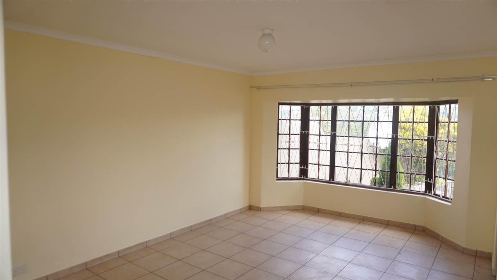 3 Bed Townhouse in Queensburgh Central photo number 9