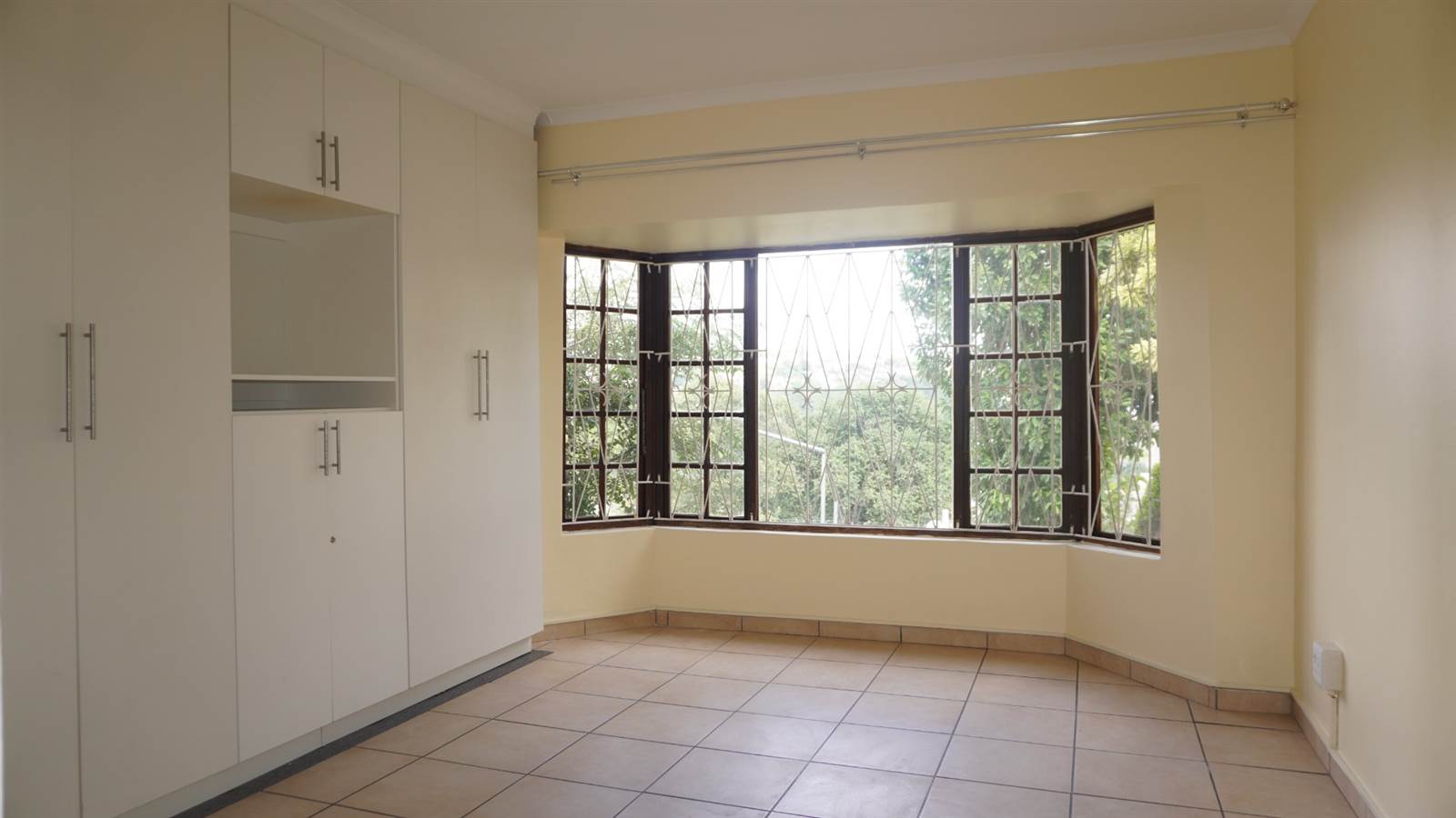 3 Bed Townhouse in Queensburgh Central photo number 16