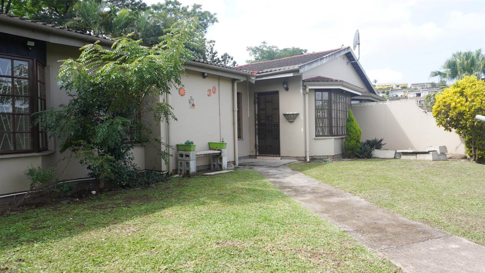 3 Bed Townhouse in Queensburgh Central photo number 1