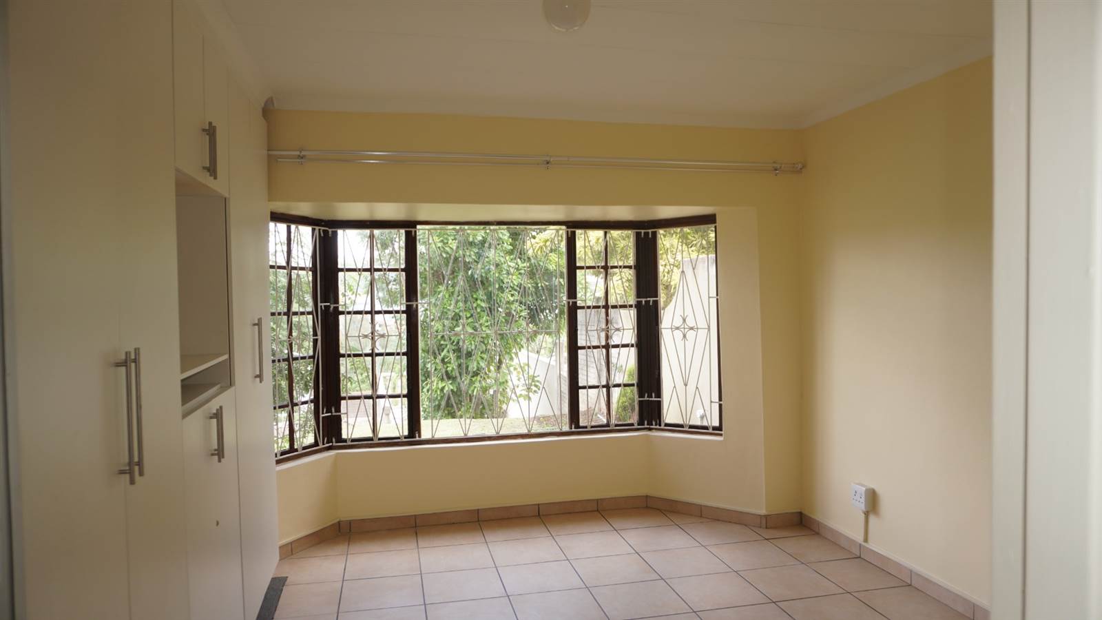 3 Bed Townhouse in Queensburgh Central photo number 17