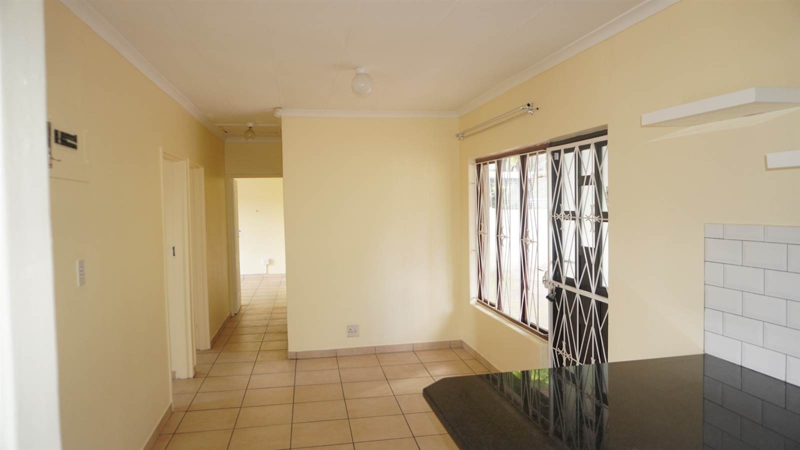 3 Bed Townhouse in Queensburgh Central photo number 13