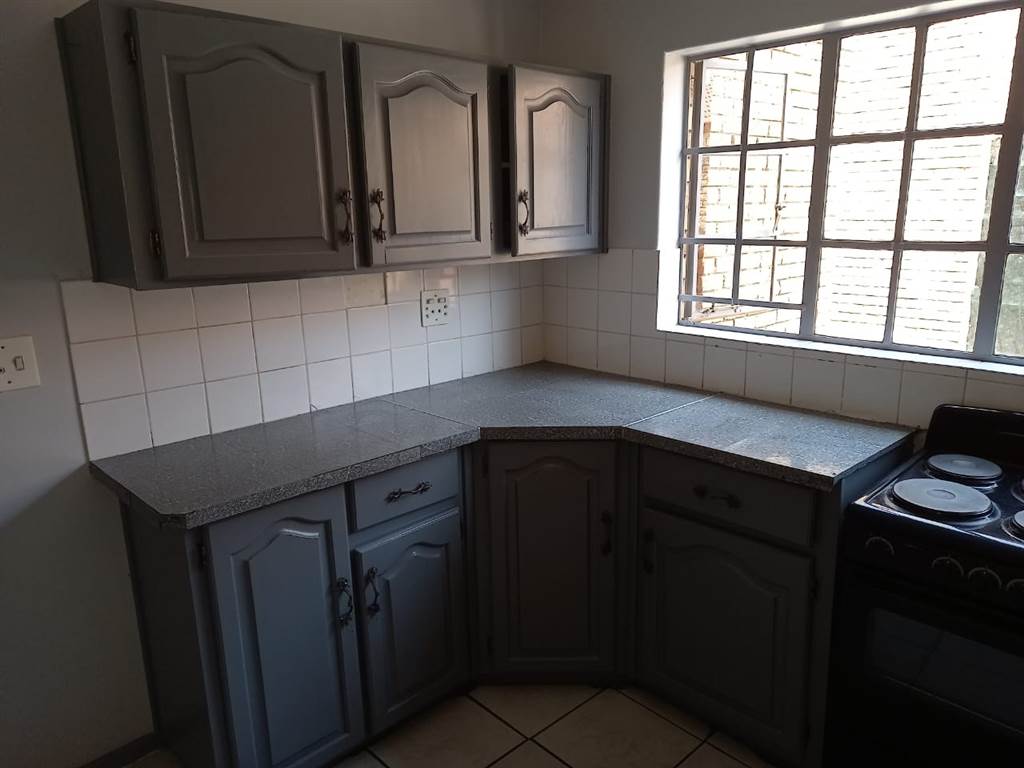 3 Bed Townhouse in Rustenburg Central photo number 5