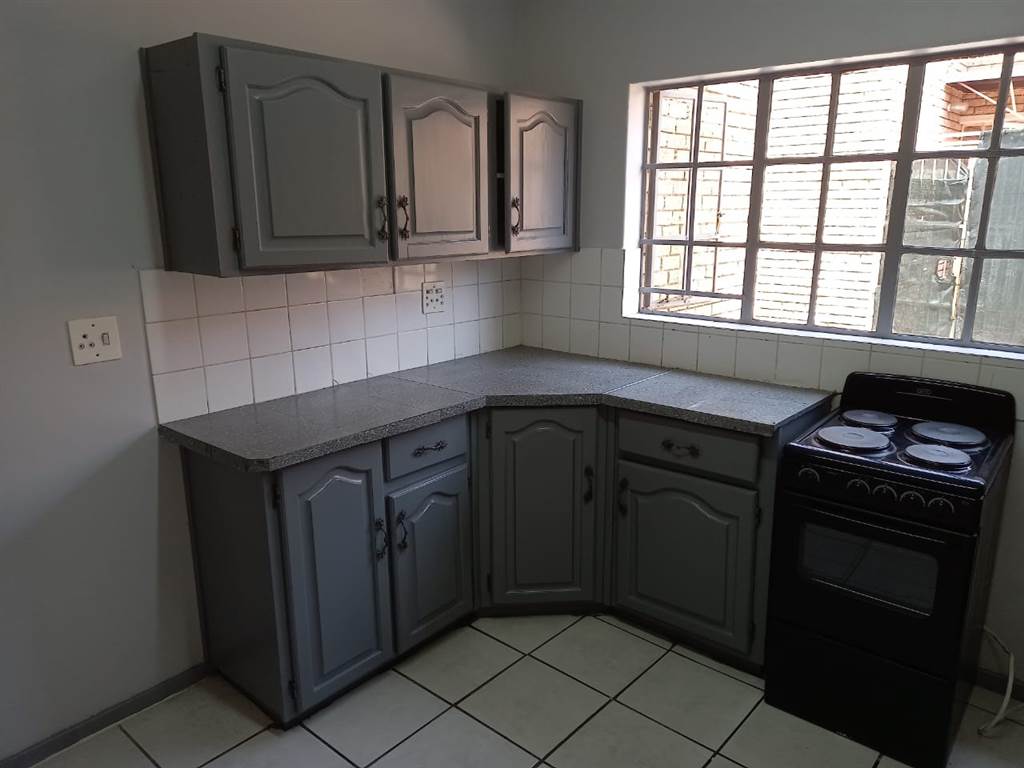 3 Bed Townhouse in Rustenburg Central photo number 6