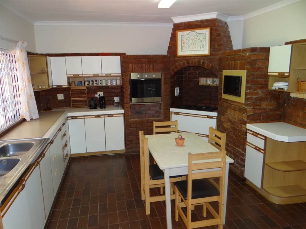 4 Bed House in Bazley Beach photo number 8