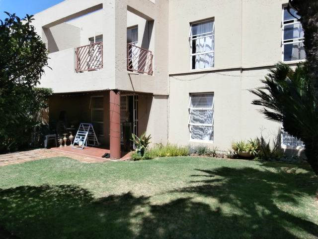 3 Bed Townhouse in Brackendowns photo number 2