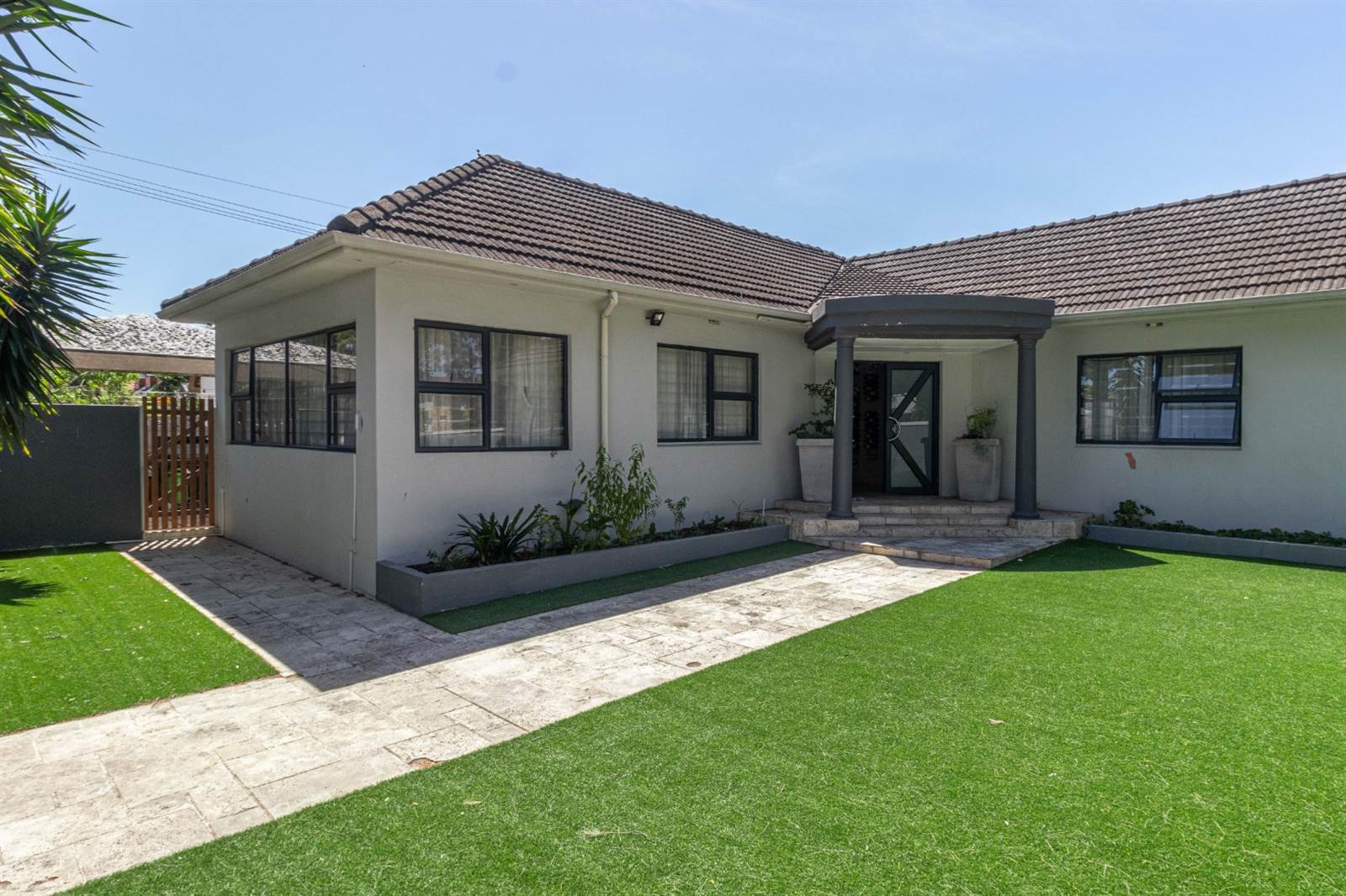 6 Bed House in Pinelands photo number 2