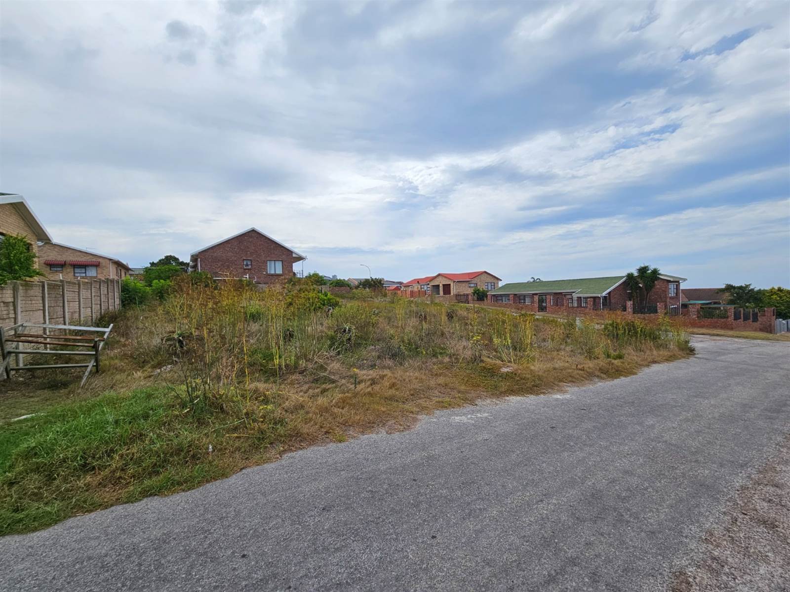 737 m² Land available in Wavecrest photo number 2