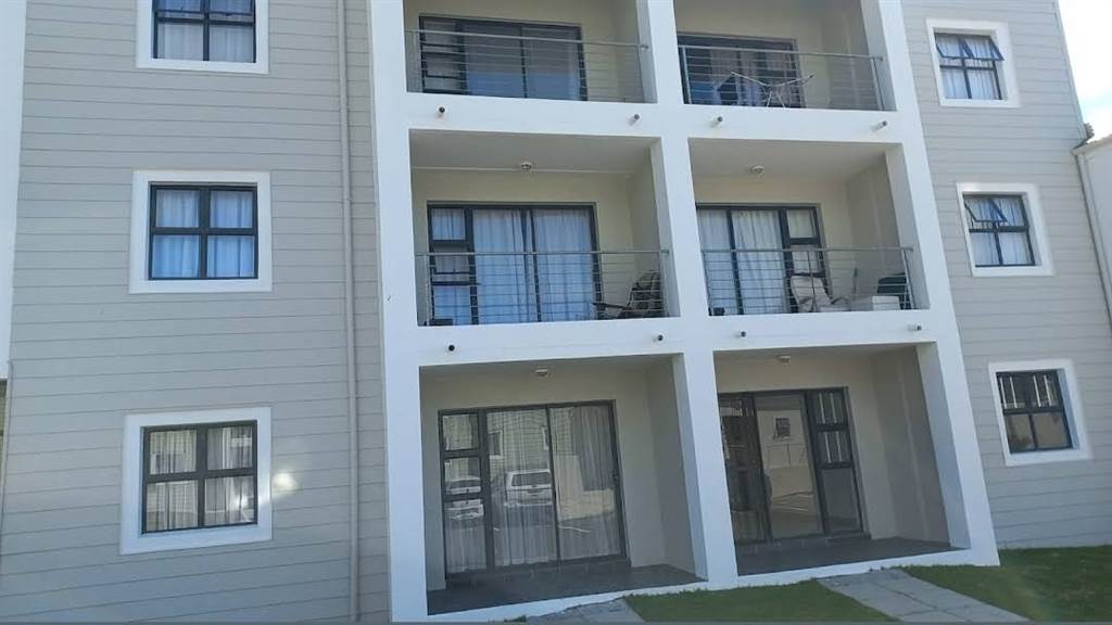 2 Bed Apartment in Gordons Bay Central photo number 3