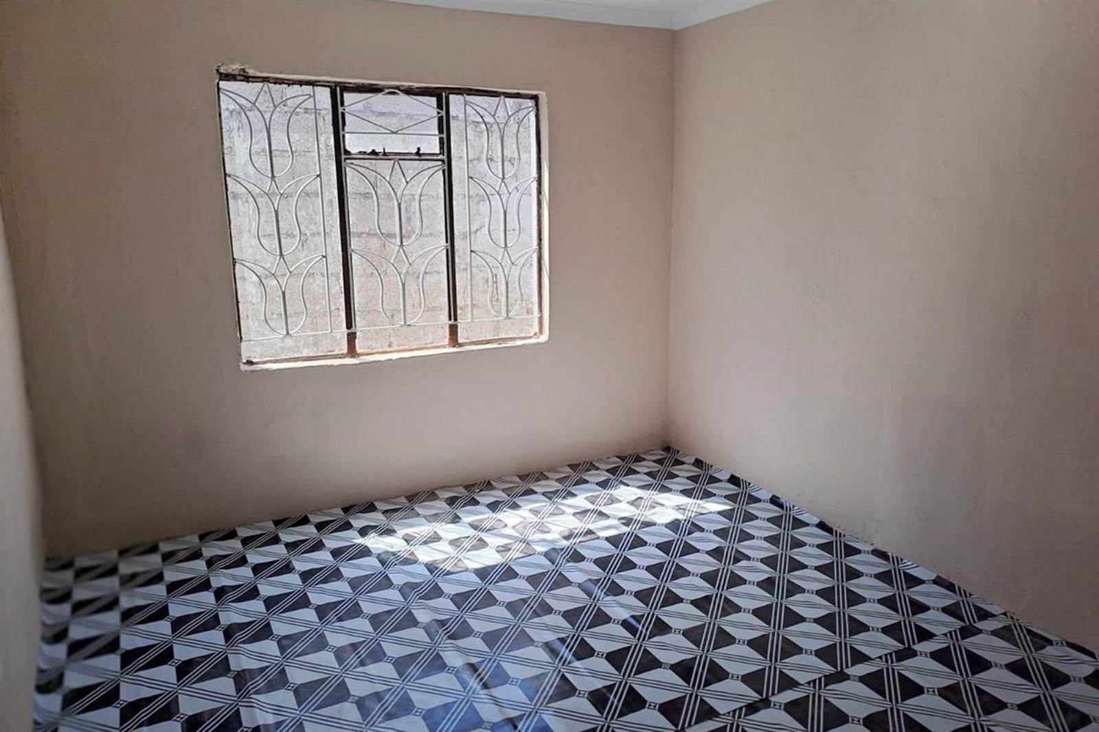 10 Bed House in Kwazakhele photo number 5
