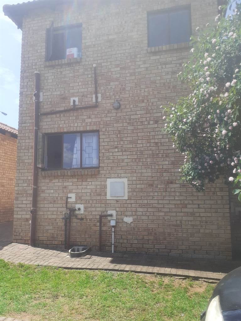 3 Bed Townhouse in Witpoortjie photo number 24