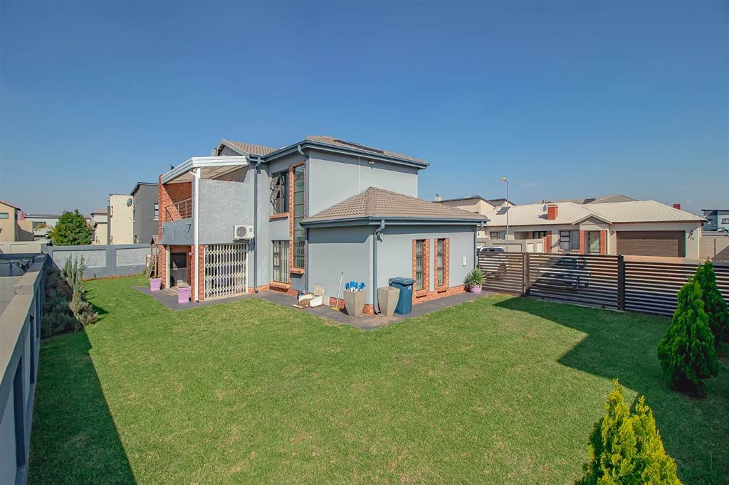 3 Bed House in Derdepoort photo number 4