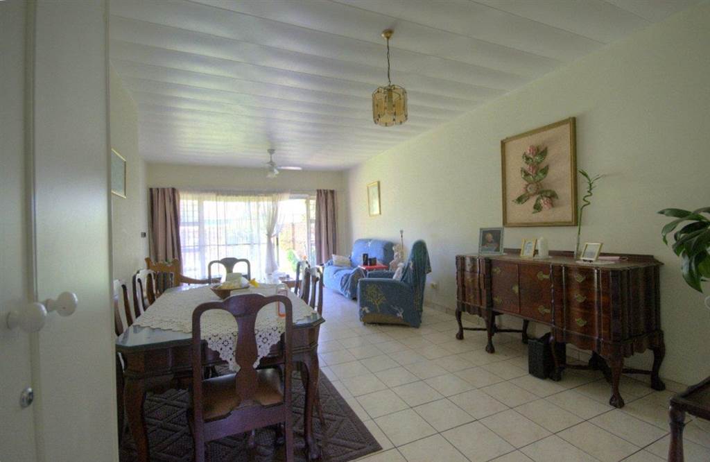 2 Bed Townhouse in Brackendowns photo number 17