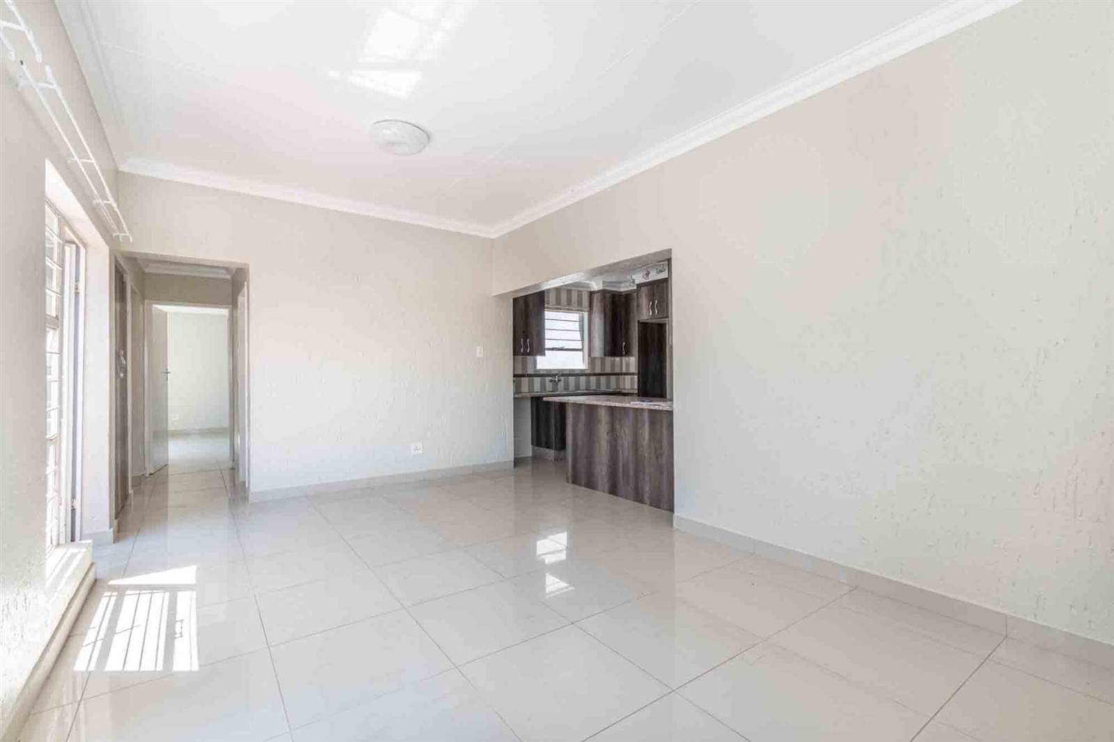 2 Bed Apartment in Radiokop photo number 2