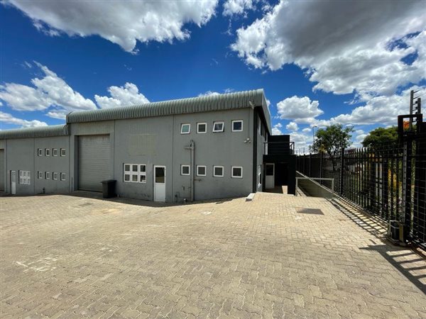 180  m² Industrial space in Cosmo City
