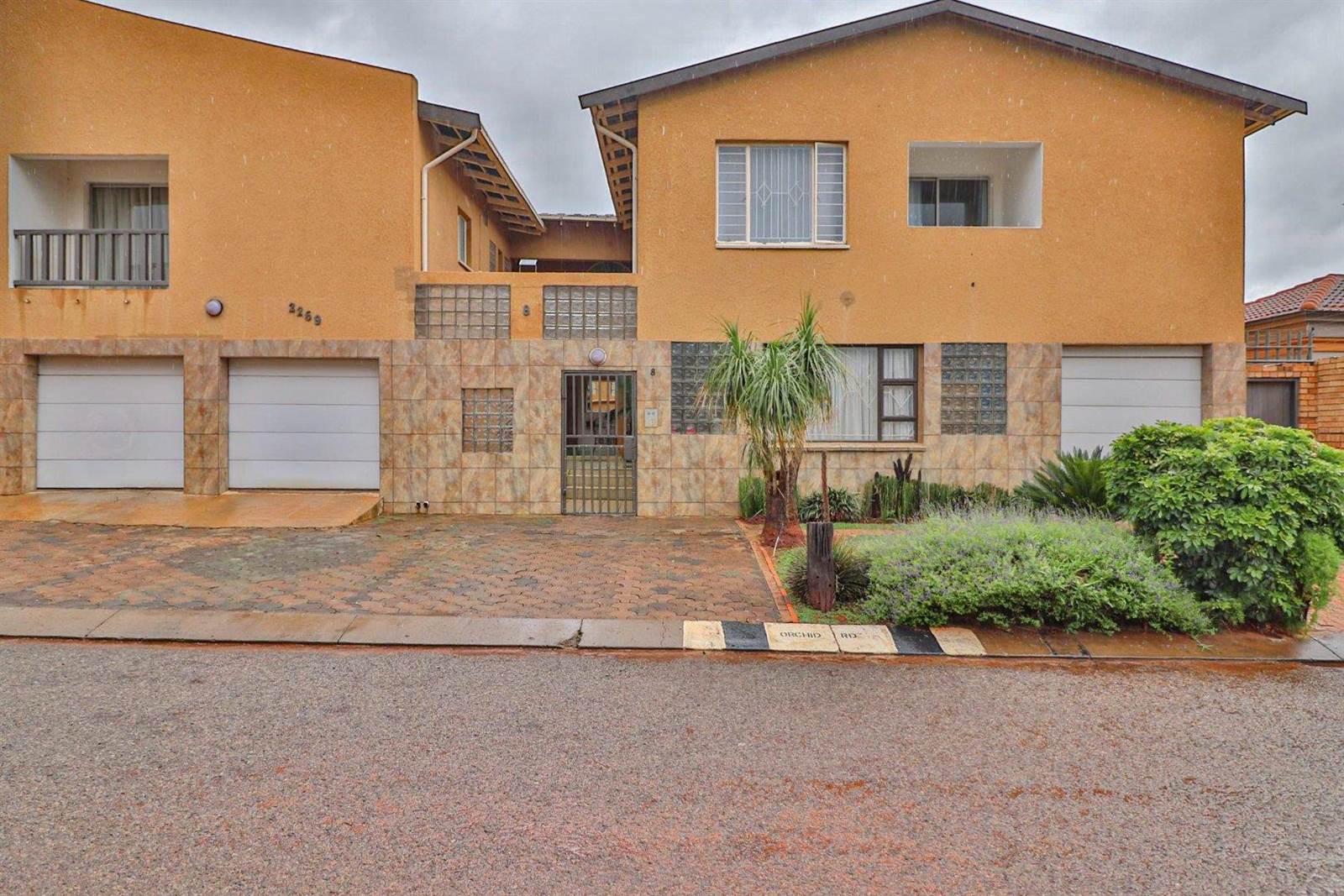 8 Bed House in Lenasia South photo number 1