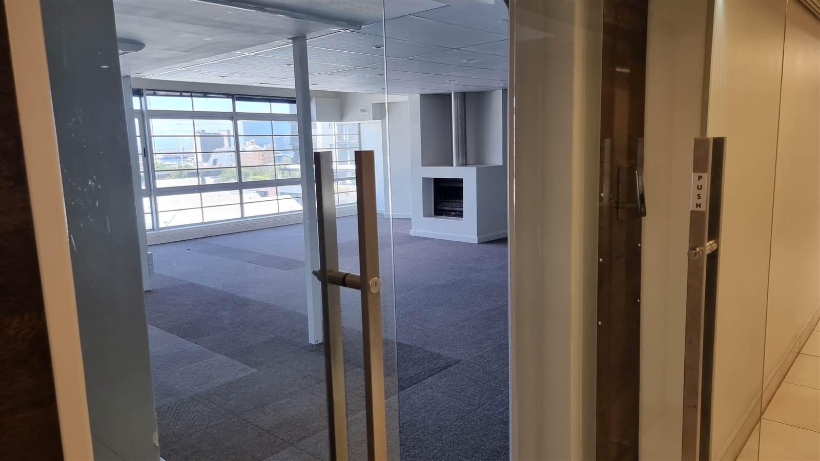 300  m² Commercial space in Mouille Point photo number 4