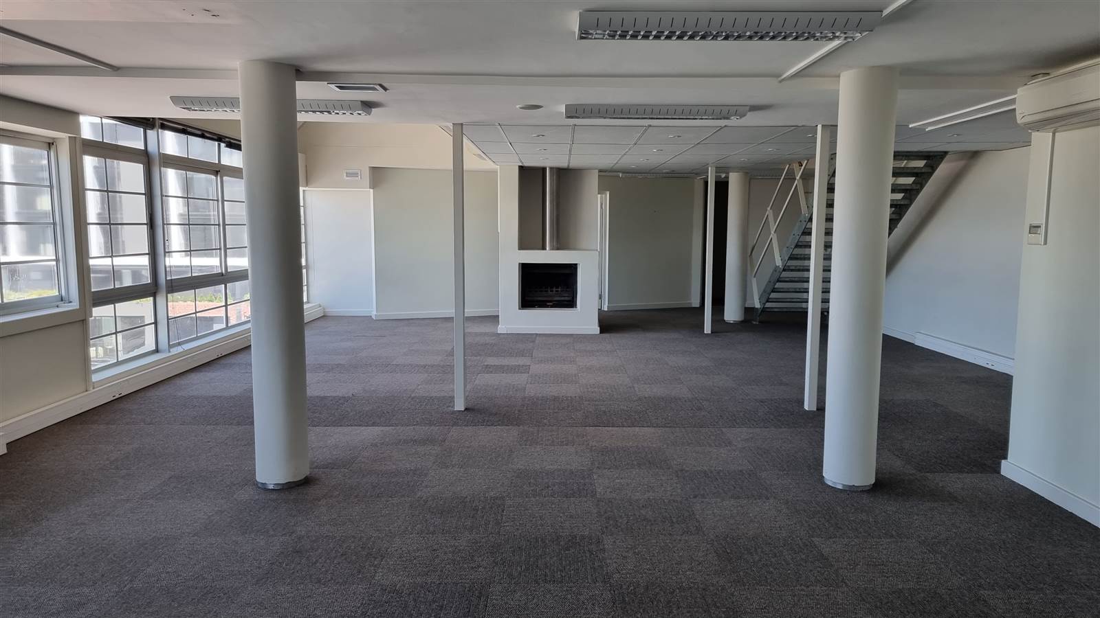 300  m² Commercial space in Mouille Point photo number 1