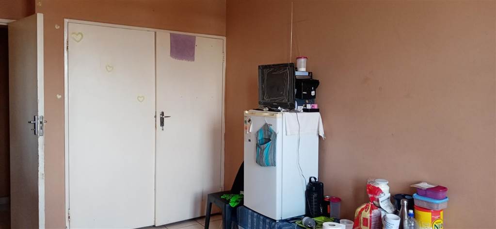 2 Bed Apartment in Krugersdorp Central photo number 10