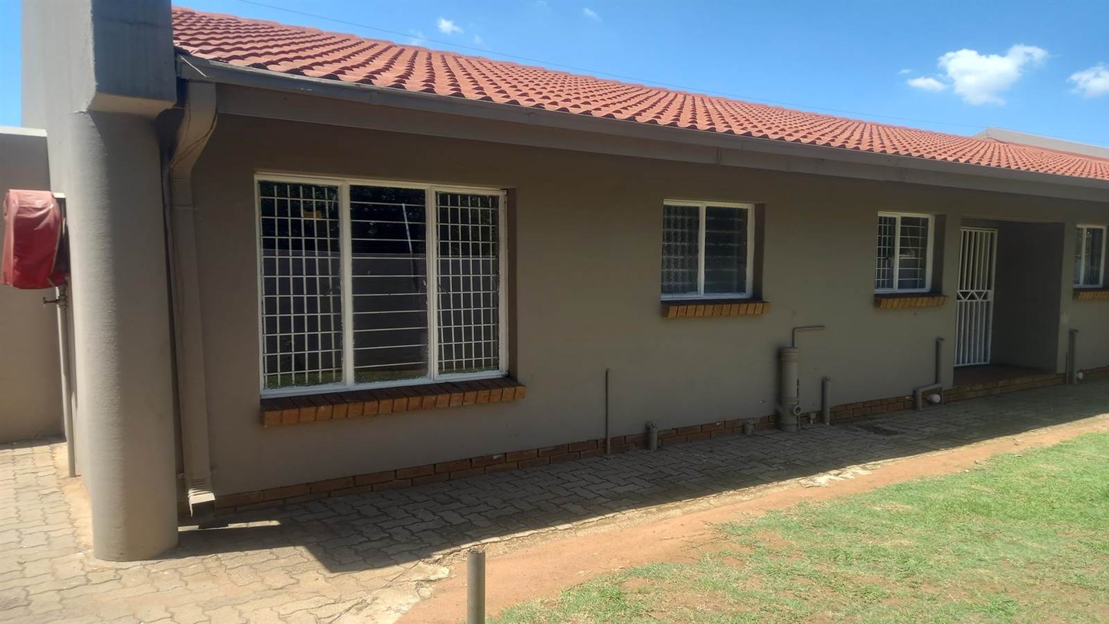 2 Bed Townhouse in Bronkhorstspruit photo number 2