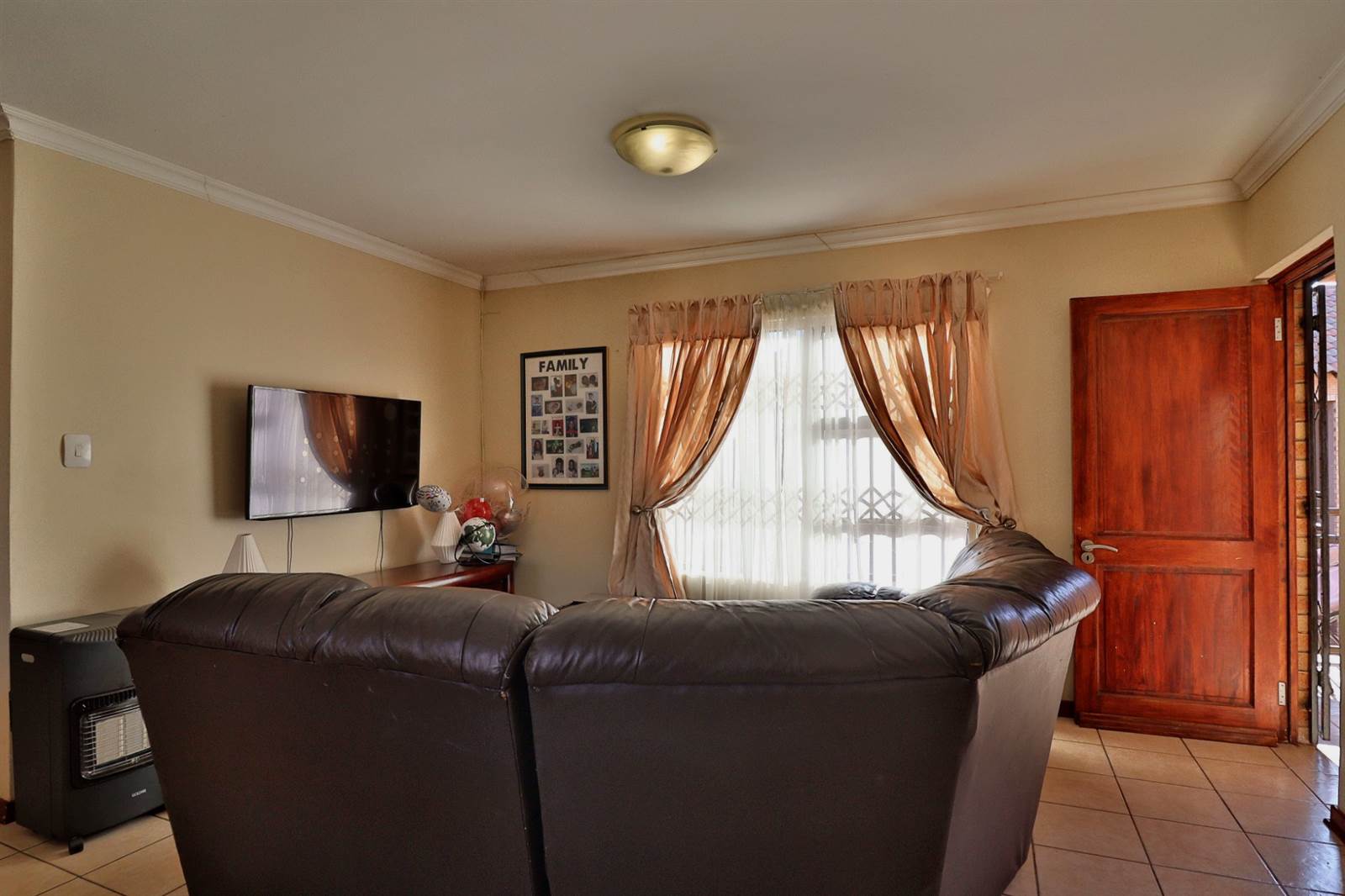 2 Bed Apartment in Spitskop photo number 11