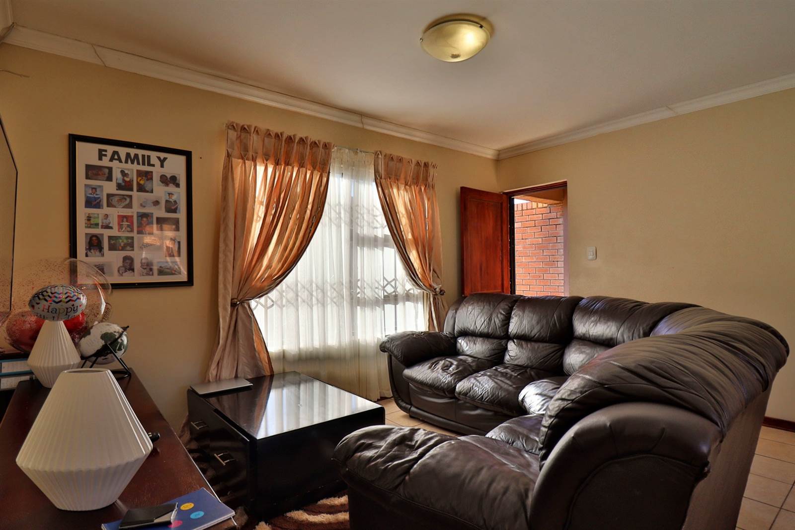 2 Bed Apartment in Spitskop photo number 12