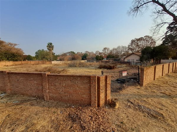 1 585 m² Land