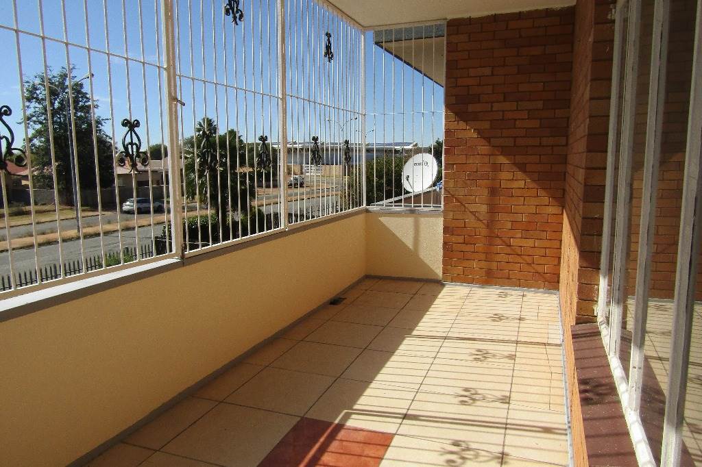 2 Bed Flat in Carletonville photo number 1