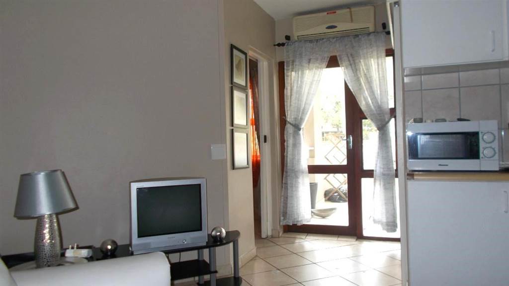 2 Bed Apartment in Uvongo photo number 10