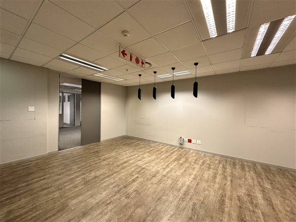 712  m² Commercial space