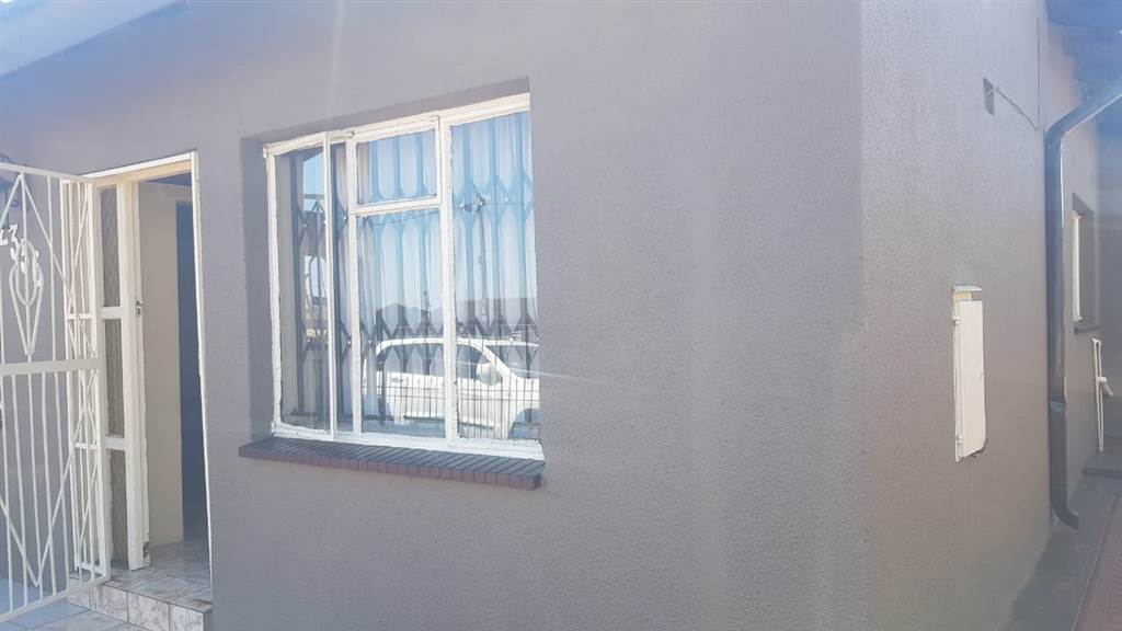 2 Bed House in Kagiso photo number 13