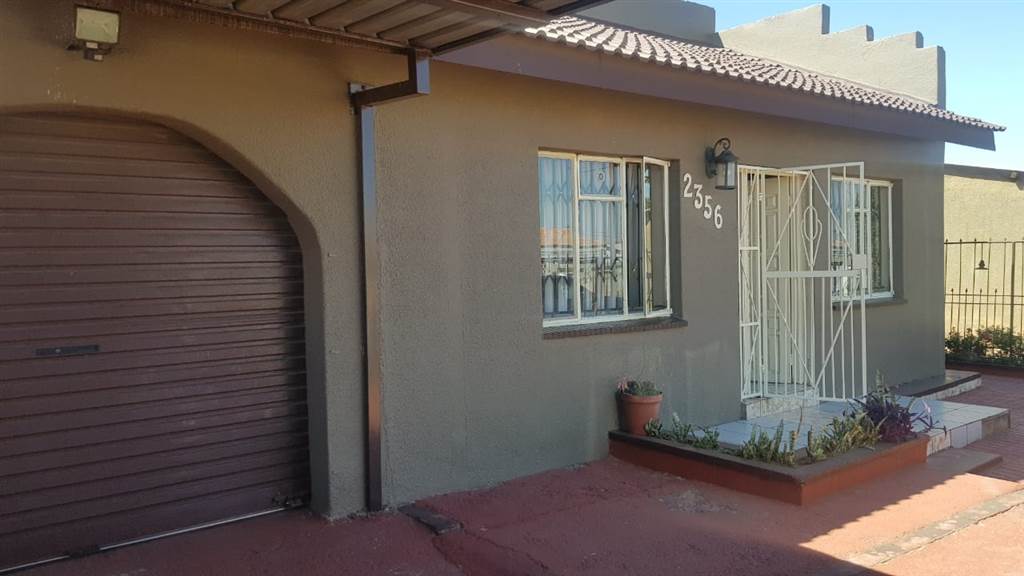 2 Bed House in Kagiso photo number 14