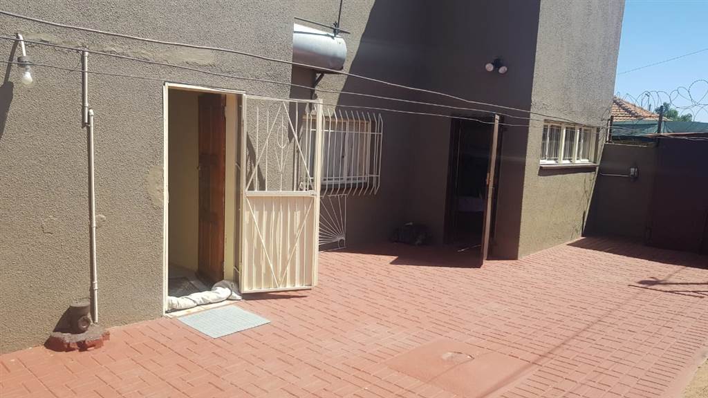 2 Bed House in Kagiso photo number 19