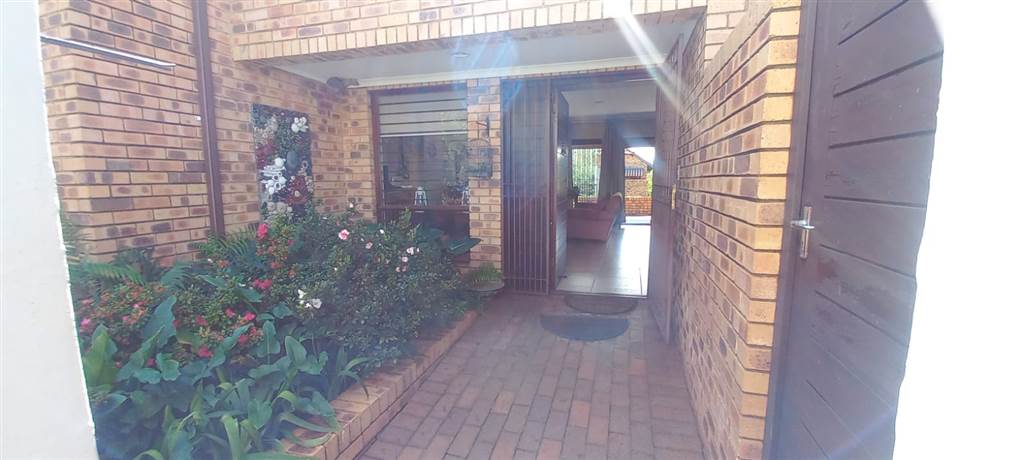 3 Bed Simplex in Lonehill photo number 20