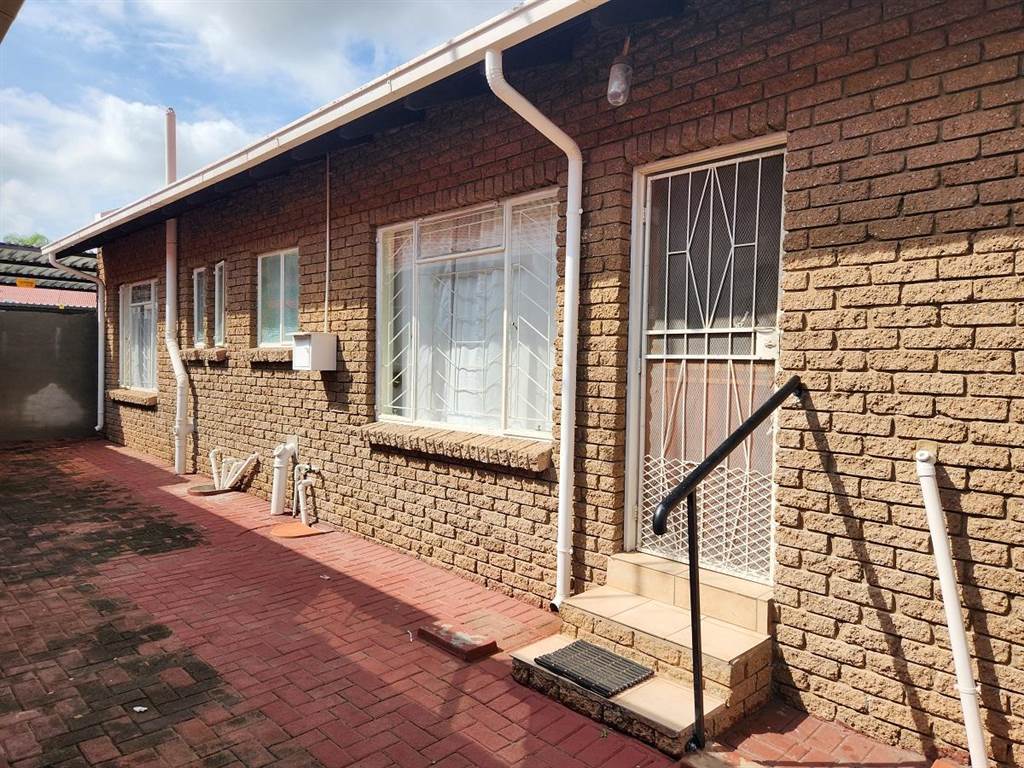 3 Bed Townhouse in Rustenburg Central photo number 6