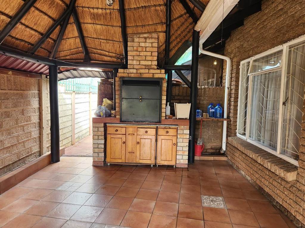 3 Bed Townhouse in Rustenburg Central photo number 8