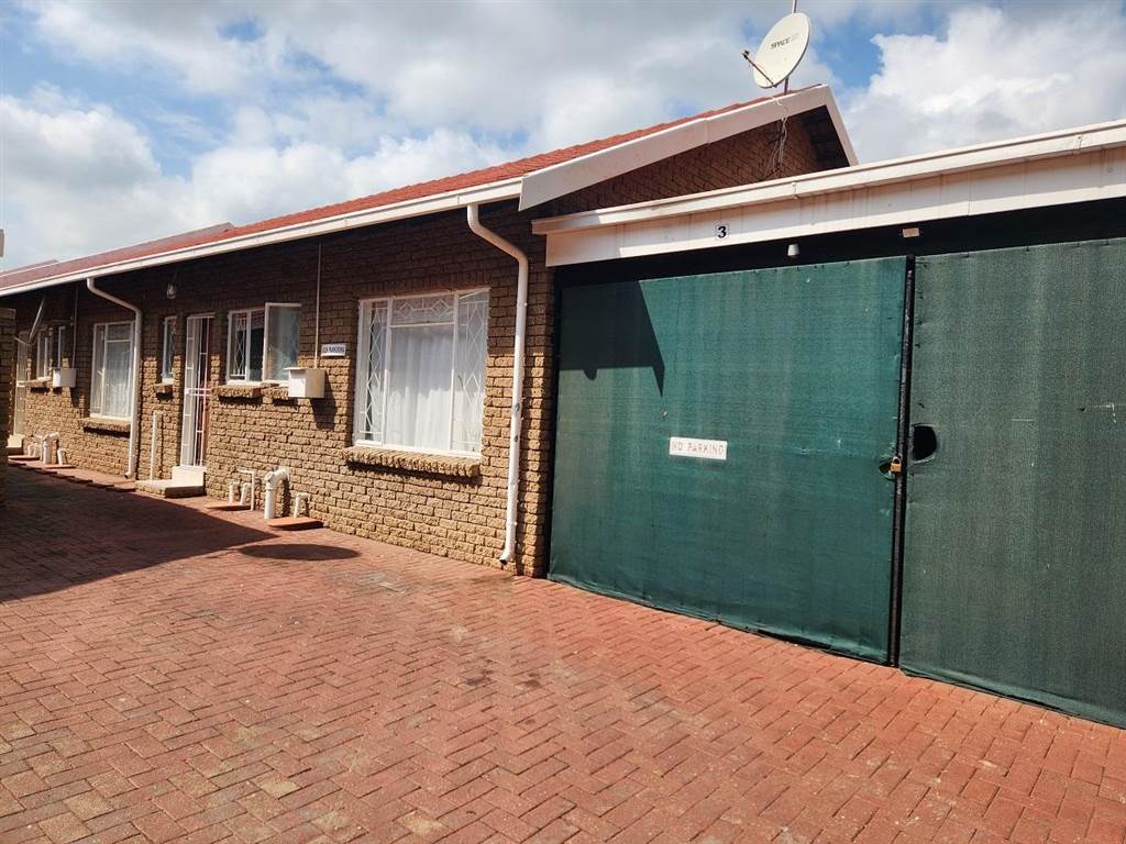 3 Bed Townhouse in Rustenburg Central photo number 4