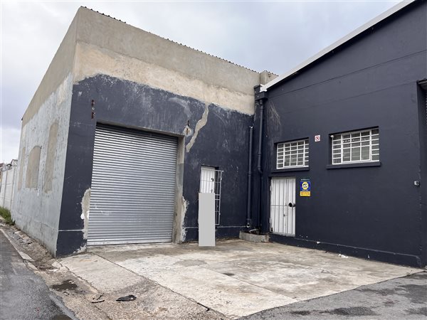 600  m² Industrial space in North End