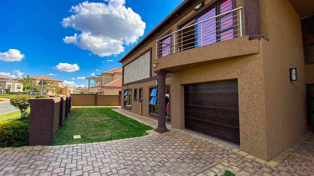 5 Bed House in Blue Valley Golf Estate photo number 10