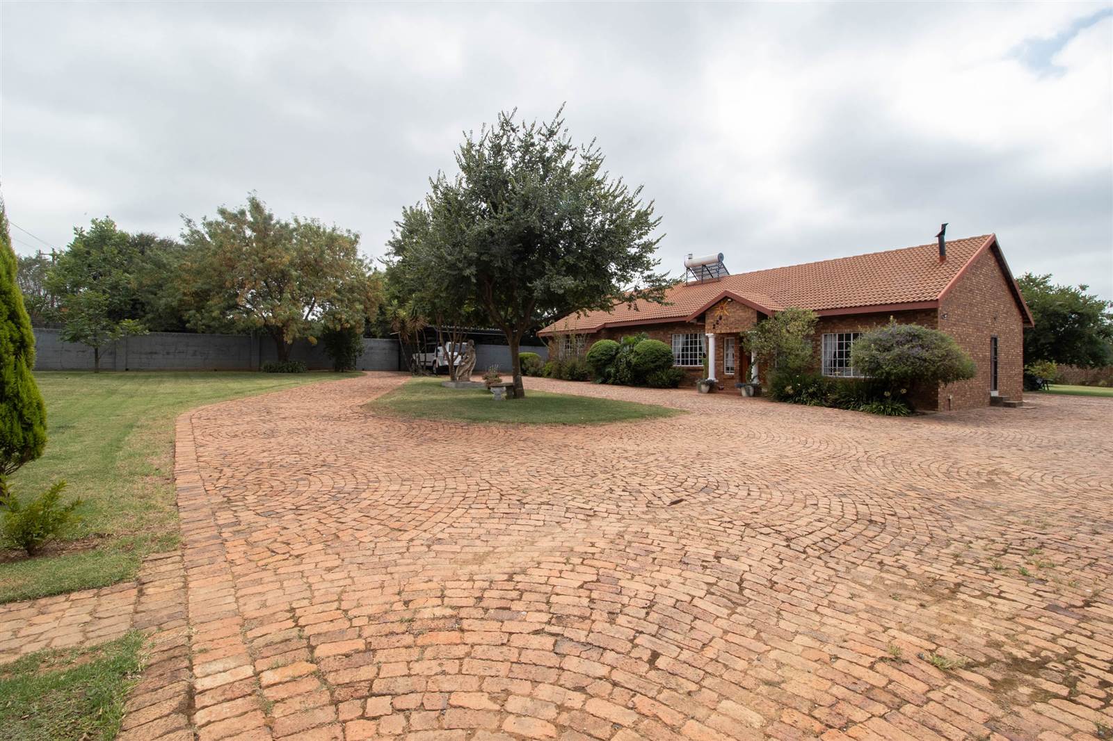 4 Bed House in Grootfontein Estate photo number 1