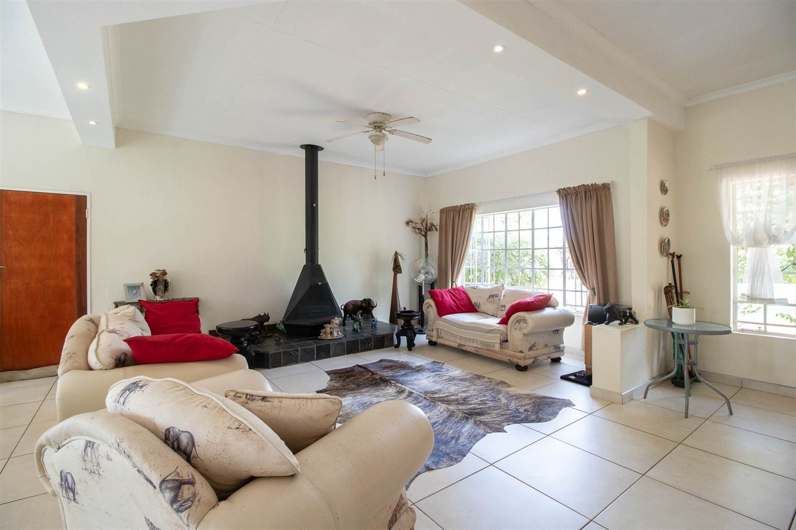 4 Bed House in Grootfontein Estate photo number 7