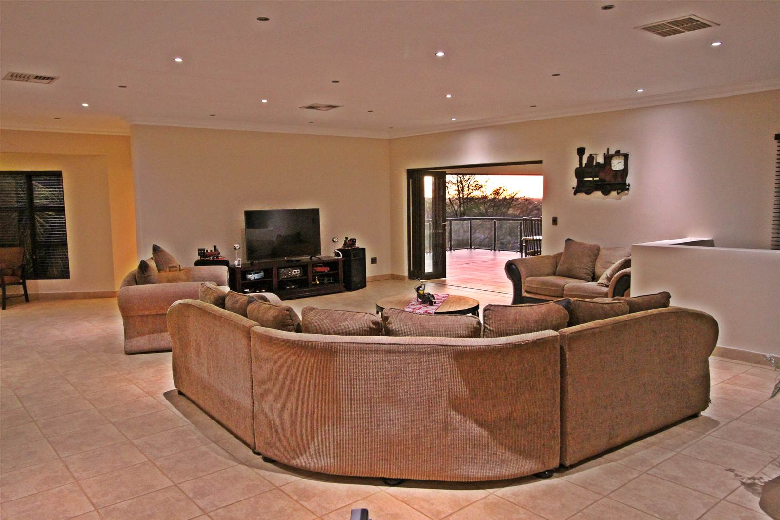 6 Bed House in Woodland Hills photo number 3