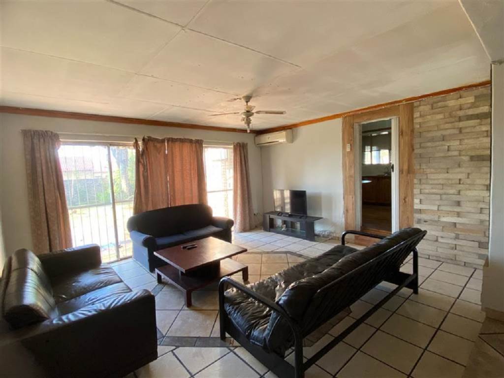 9 Bed House in Vereeniging photo number 3
