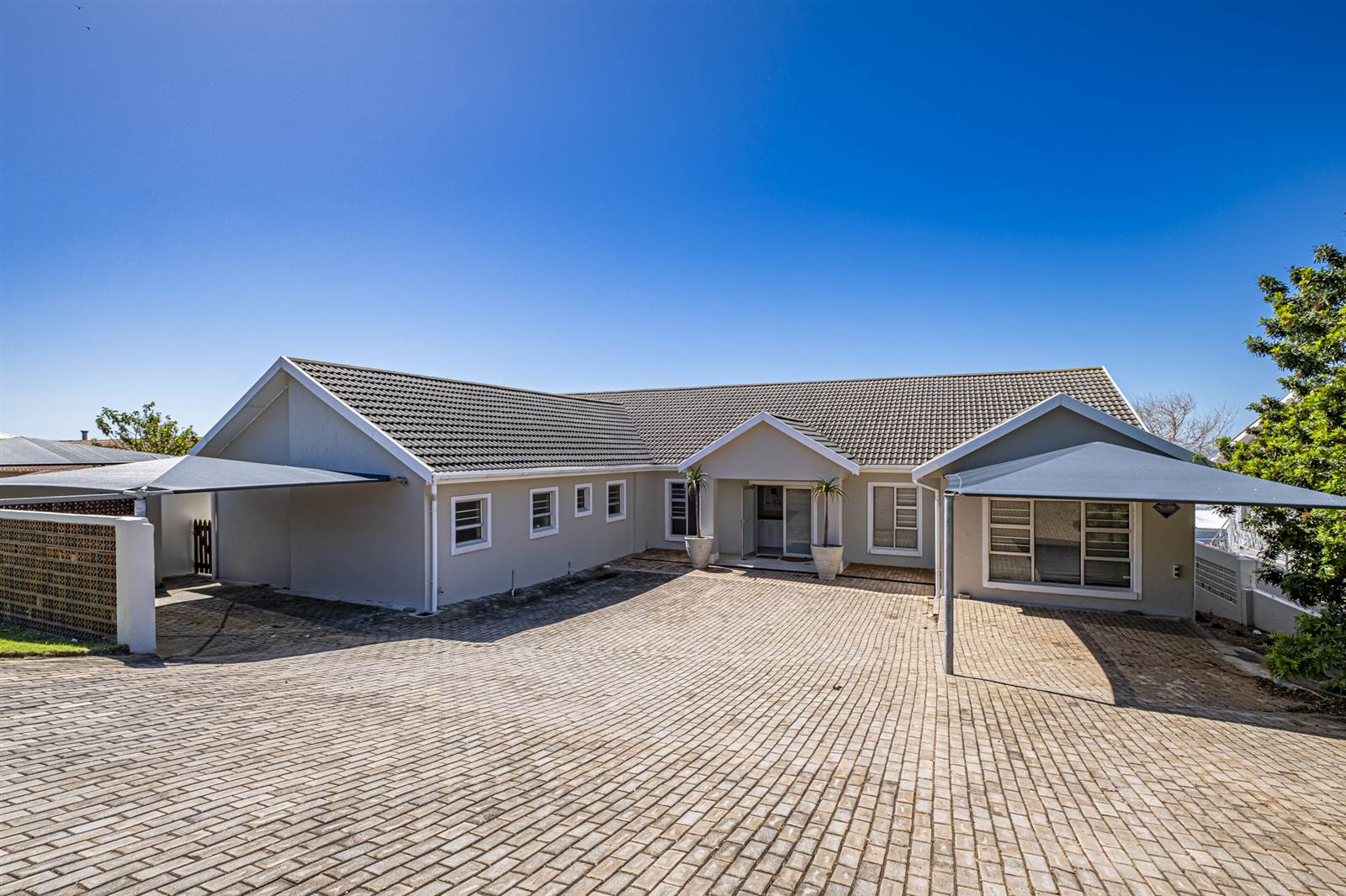 9 Bed House in Jeffreys Bay photo number 3