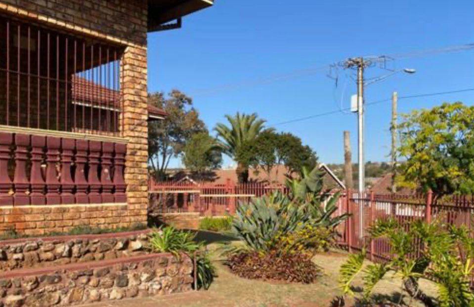 5 Bed House in Laudium photo number 3