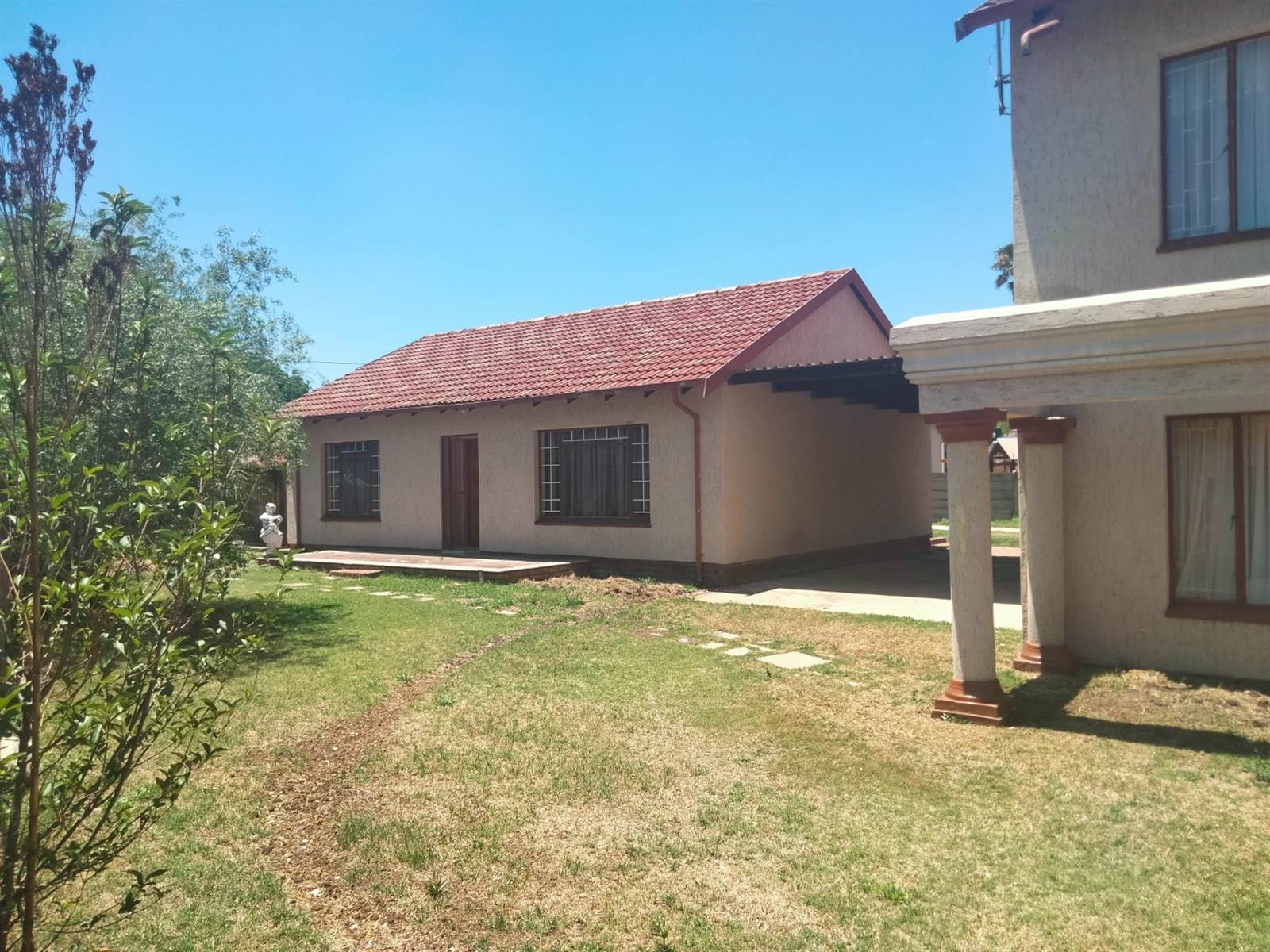 6 Bed House in Dalpark Ext 1 photo number 3