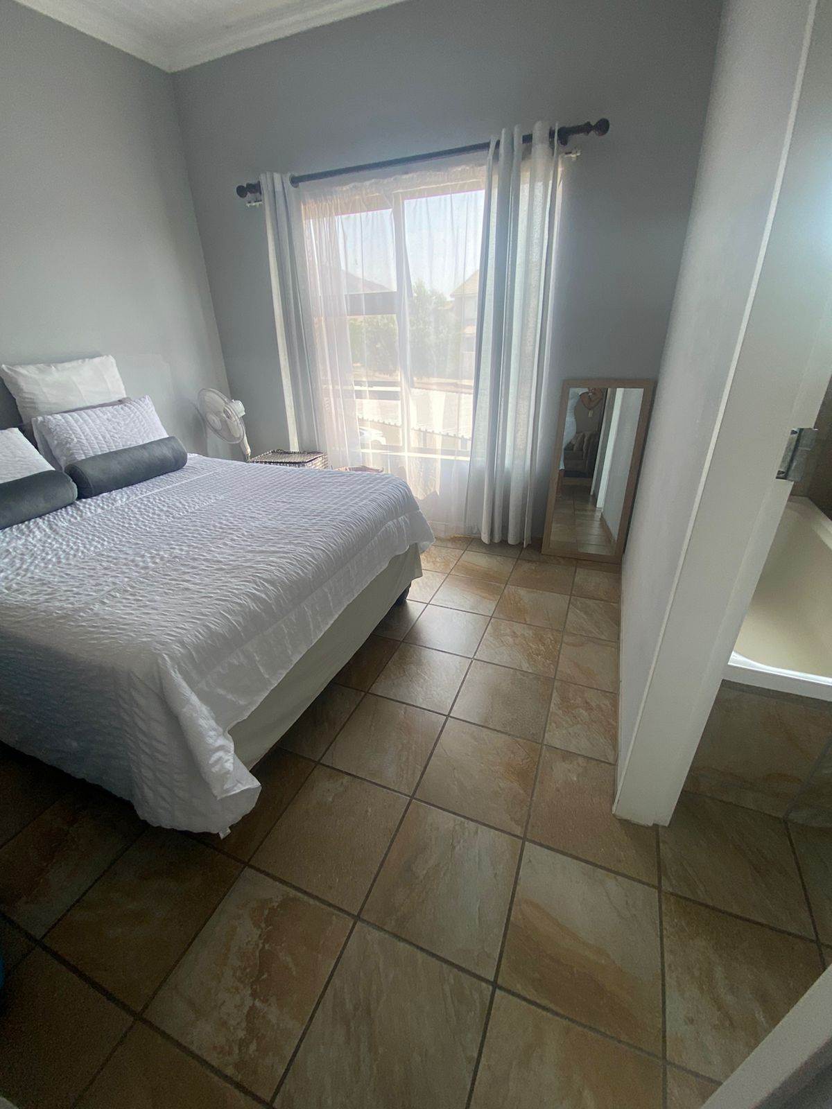1 Bed Apartment in Hartbeespoort Dam photo number 8