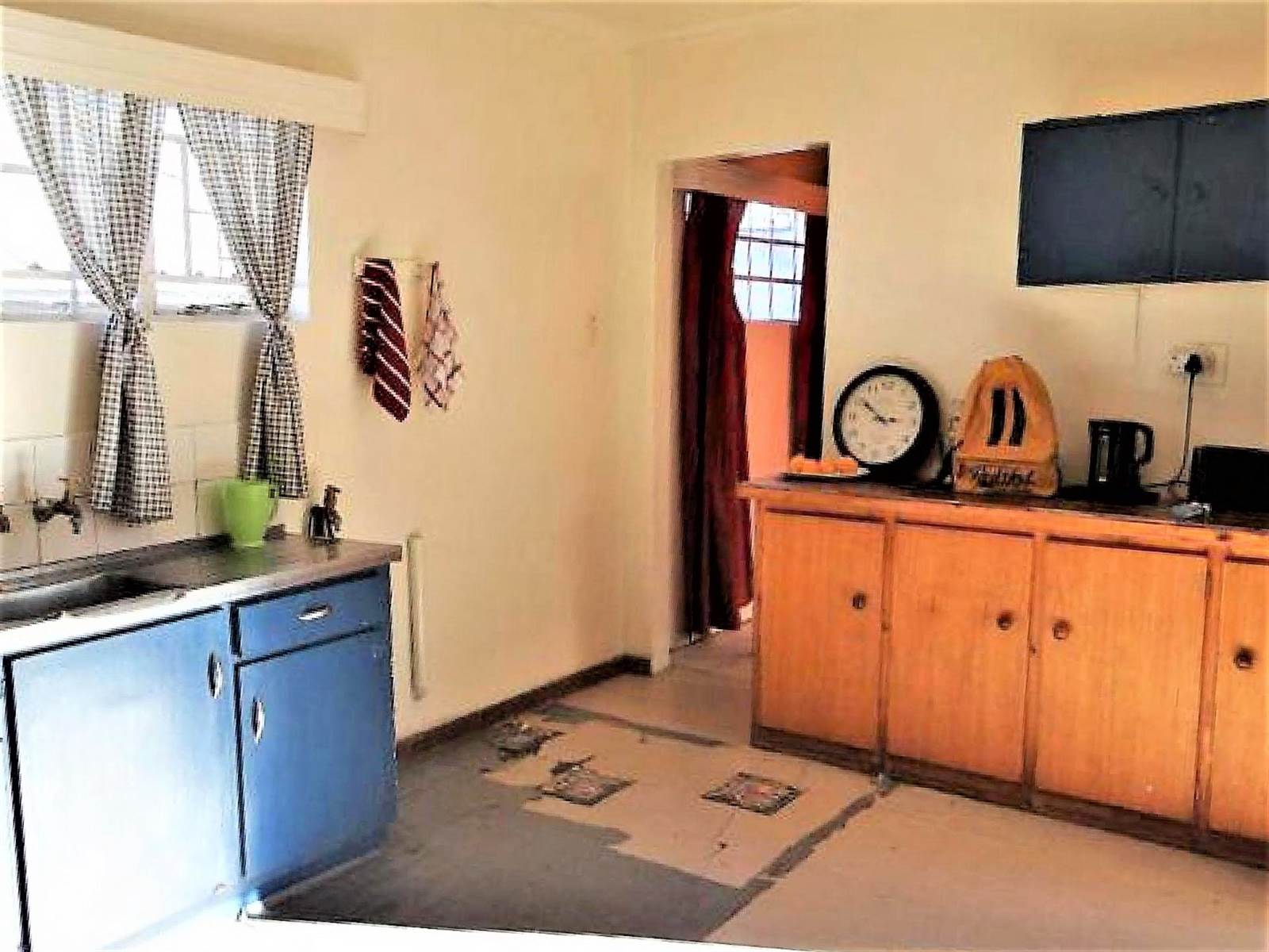 3 Bed House in Beaufort West photo number 9