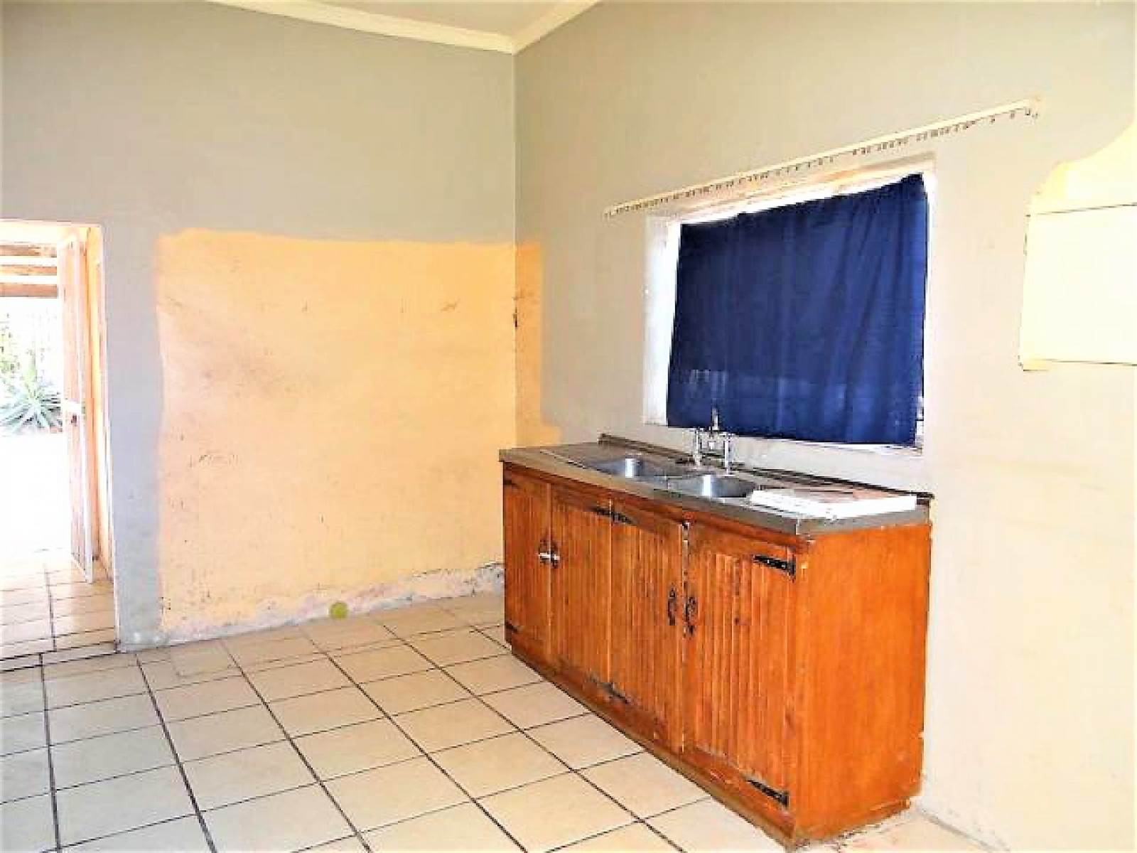 3 Bed House in Beaufort West photo number 12