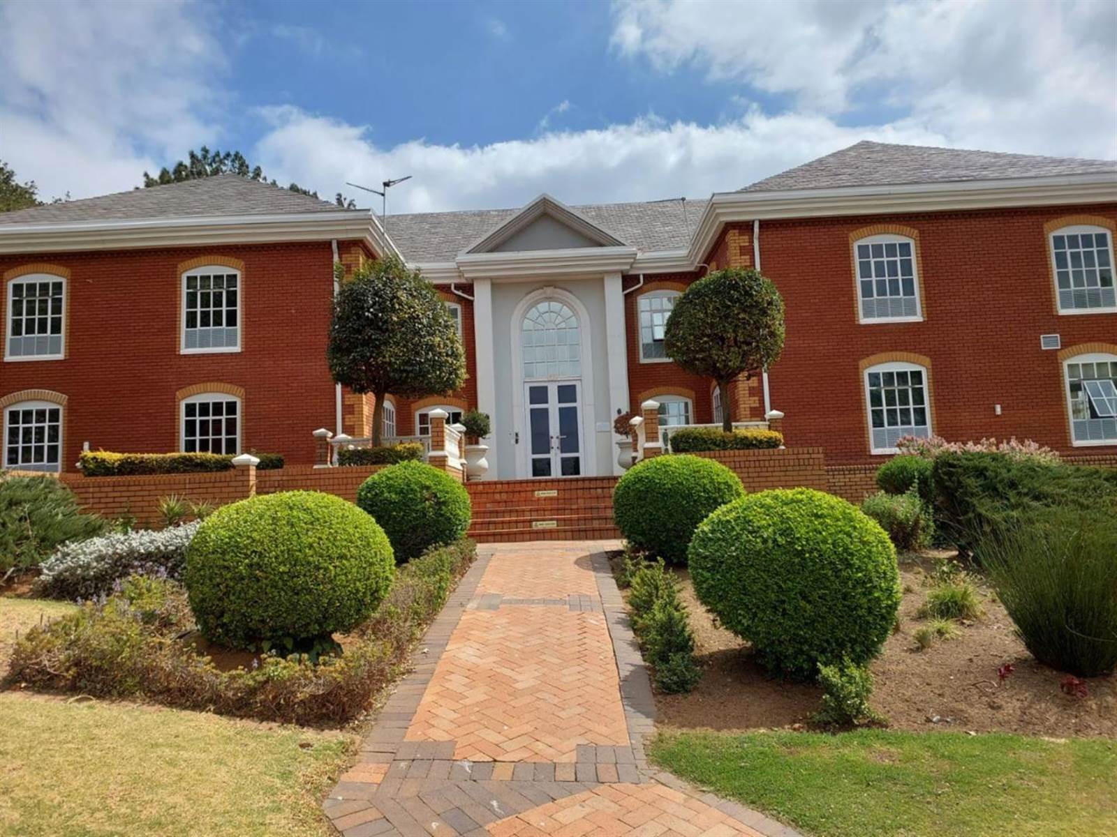 355  m² Commercial space in Bryanston photo number 1