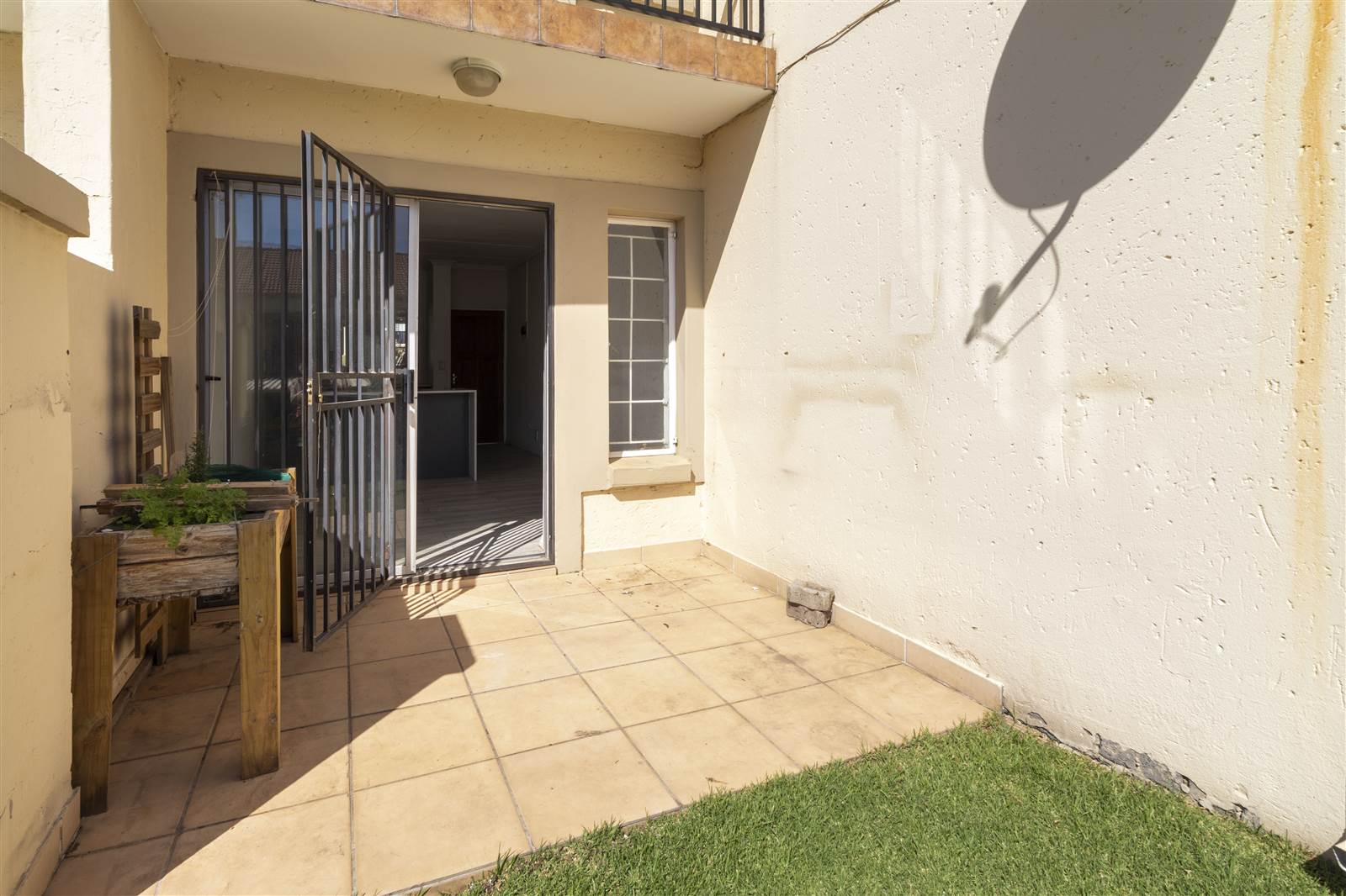 2 Bed Apartment in Roodepoort Central photo number 12